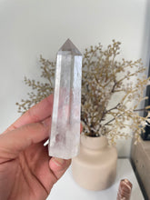 Load image into Gallery viewer, Quartz Tower High Grade T072a
