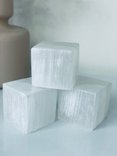 Load image into Gallery viewer, Selenite Charging Cube/Display Stand SN037 x 1
