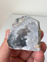 Load image into Gallery viewer, Druzy Agate Crystal Geode / Tower High Grade T041a x 1
