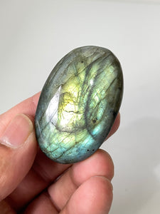 1 x Labradorite Crystal Palm Stones LA119