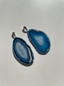 1 x Blue Coloured Agate Crystal Pendant PD016