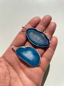 1 x Blue Coloured Agate Crystal Pendant PD016