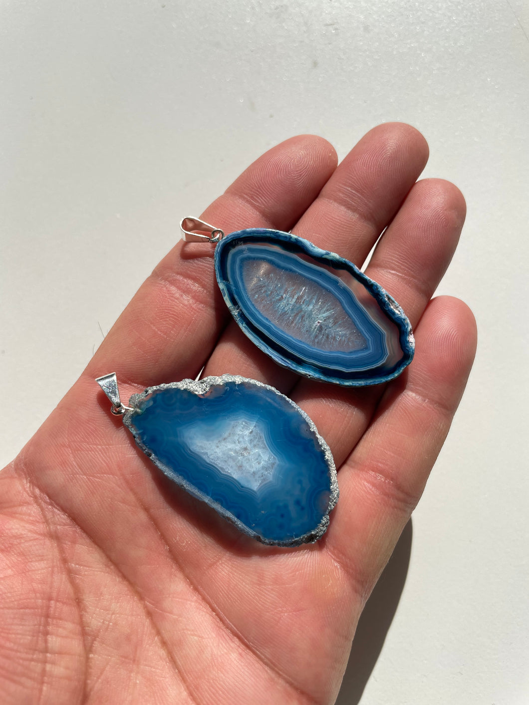 1 x Blue Coloured Agate Crystal Pendant PD016