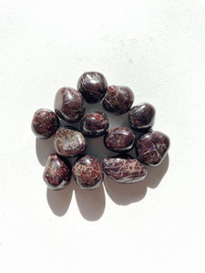 Garnet tumbled stone crystal/ mineral x 1 (22-30mm)