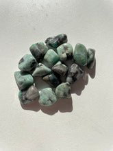 Load image into Gallery viewer, Emerald tumbled stone crystal/ mineral x 1 (20-25mm)
