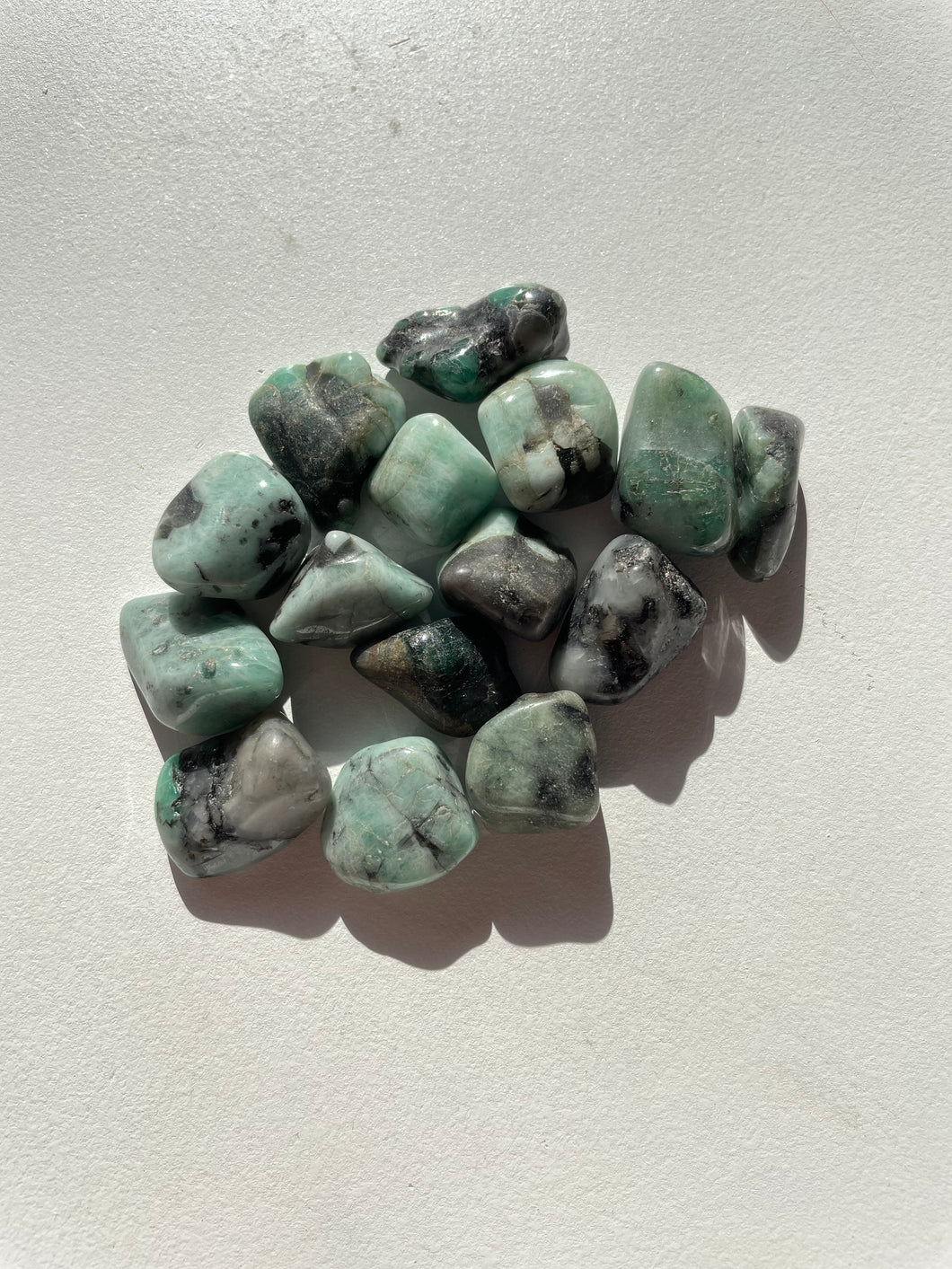 Emerald tumbled stone crystal/ mineral x 1 (20-25mm)