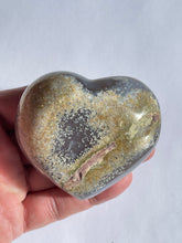 Load image into Gallery viewer, Agate Druzy Crystal Heart AG101
